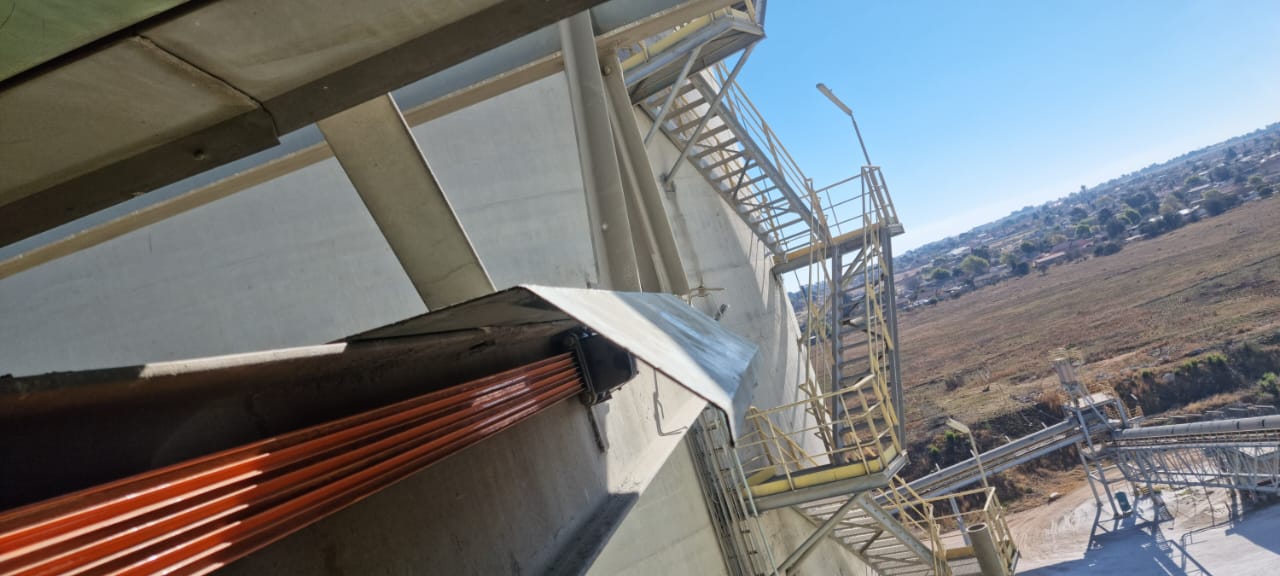 End section of a flexible DSL crane power supply installation