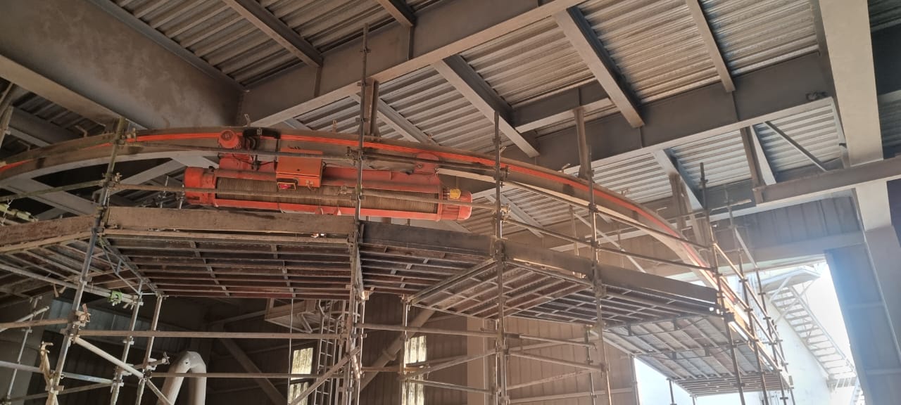 Flexible DSL crane power supply installed on a curved beam